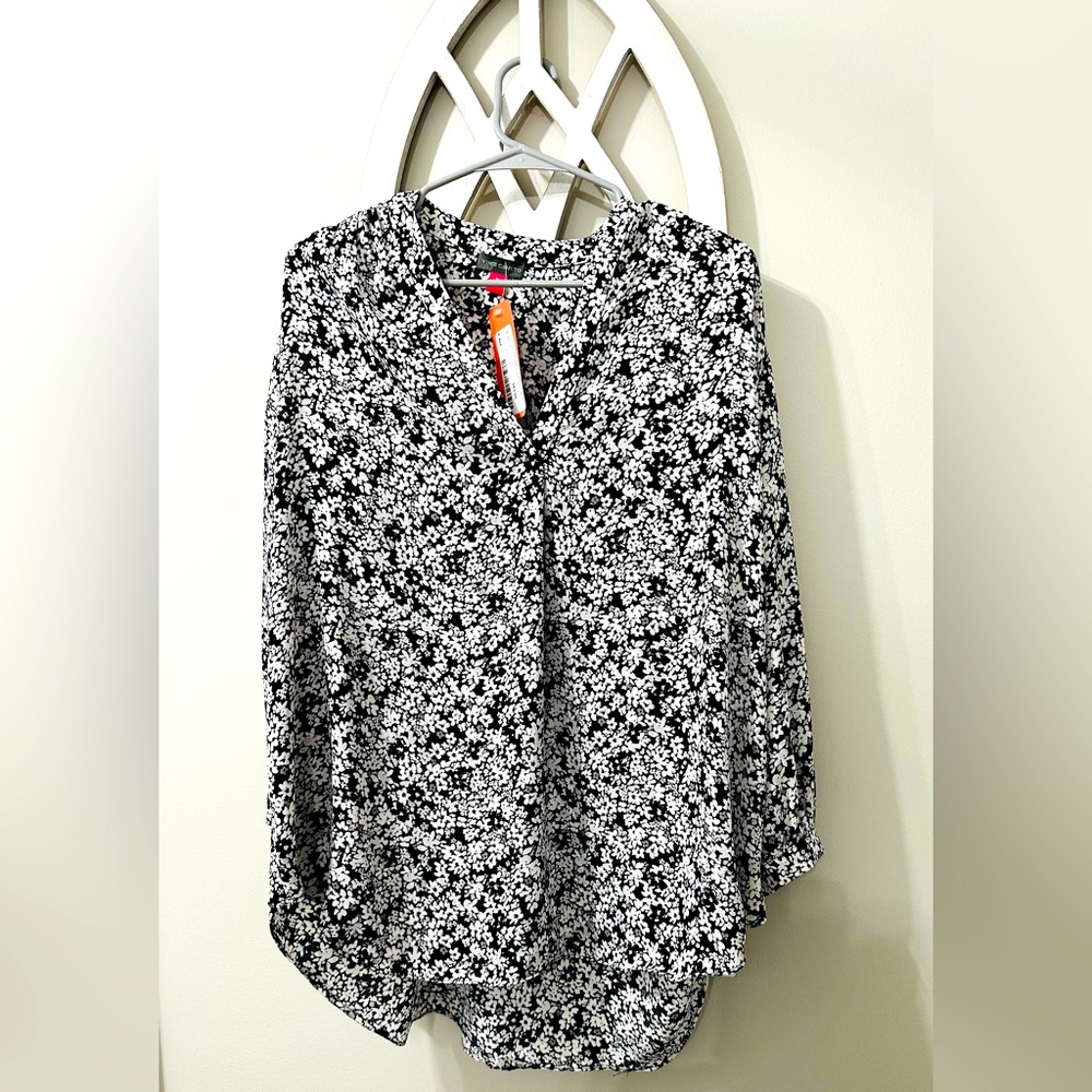 Beautiful black and white floral top, NWT